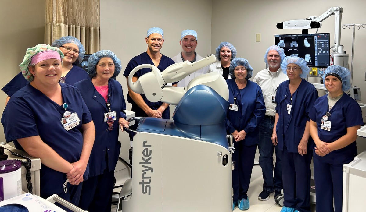 Meadowview surgery team with Mako SmartRobotics machine